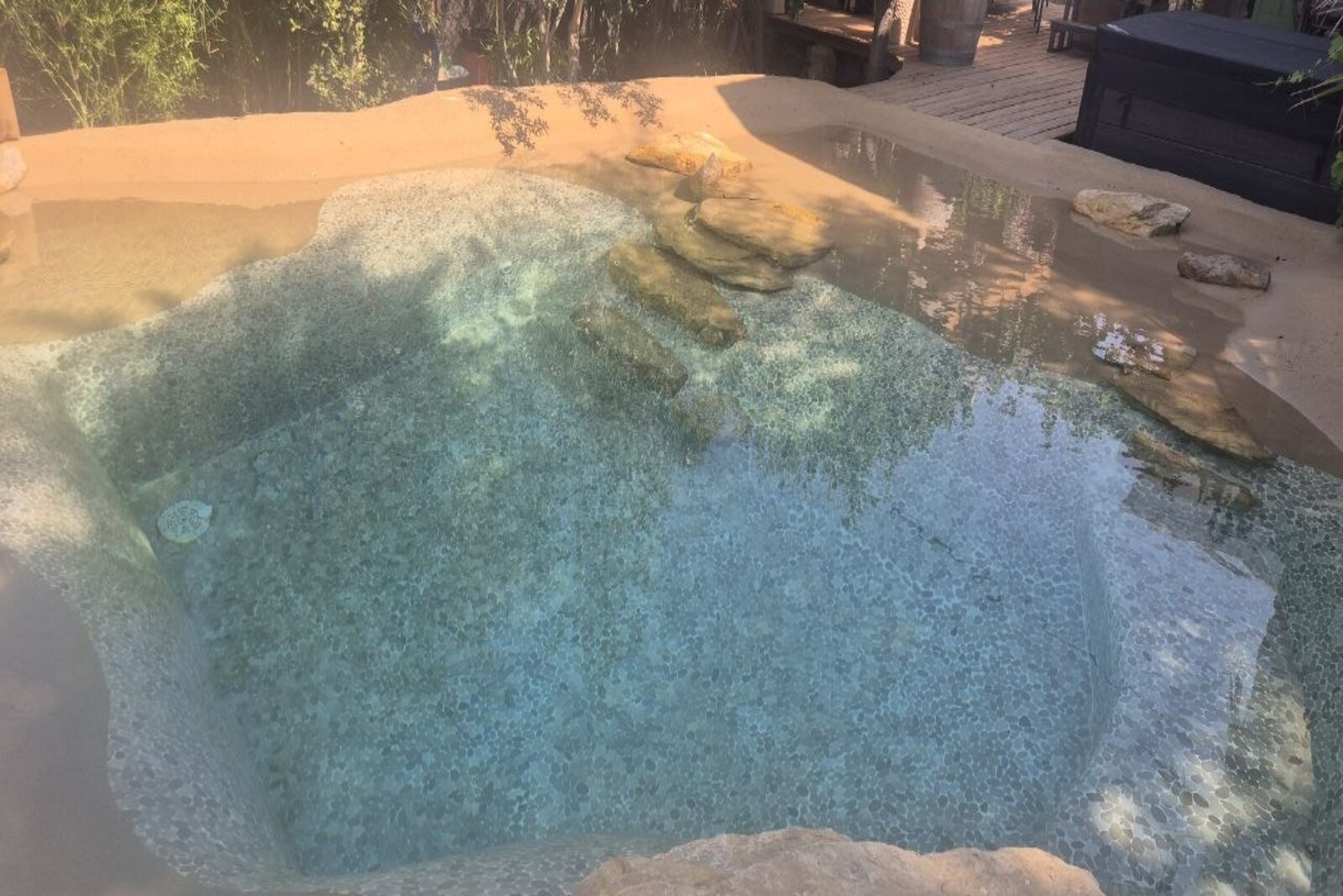Mini piscine lagon avec plage immergée et eau turquoise dans le Var