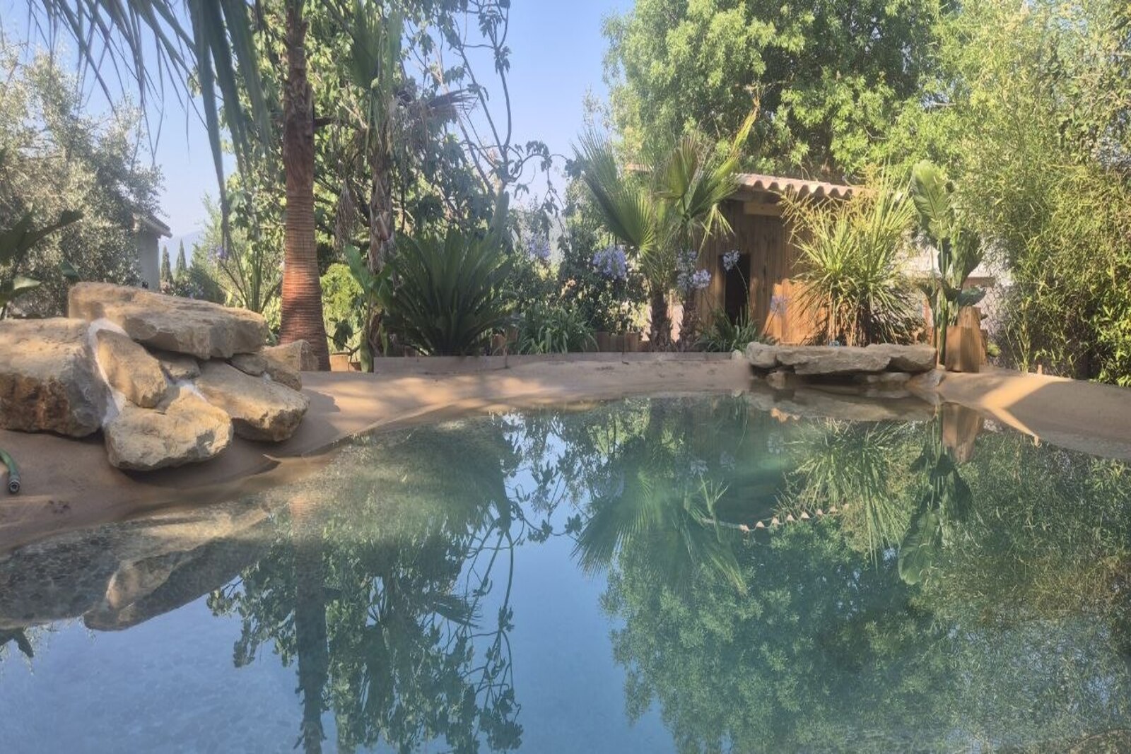Piscine lagon naturelle réalisée dans le Var par Neptune Création